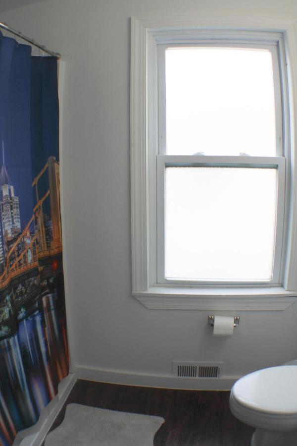 Apartment 3 Bedroom Southside Pad - Sleeps 8 - Amazing Location Pittsburgh