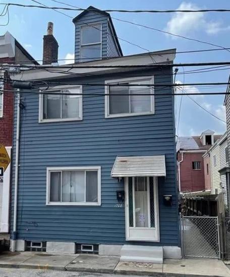3 Bedroom Southside Pad - Sleeps 8 - Amazing Location Apartment *