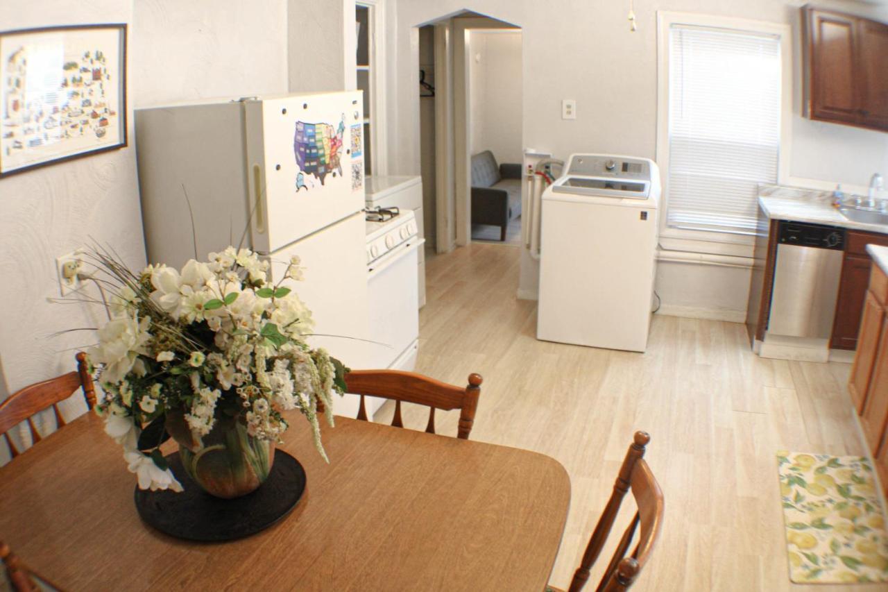 3 Bedroom Southside Pad - Sleeps 8 - Amazing Location Apartamento